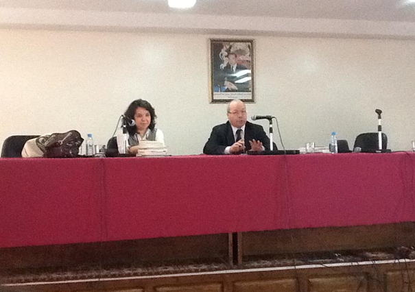 Sanae Ghouti et Mansour M’henni lors de la présentation par ce dernier, à l’Université Ibn Tofaïl de Kénitra (Facultés des Lettres), de sa première conférence sur la Nouvelle Brachylogie.