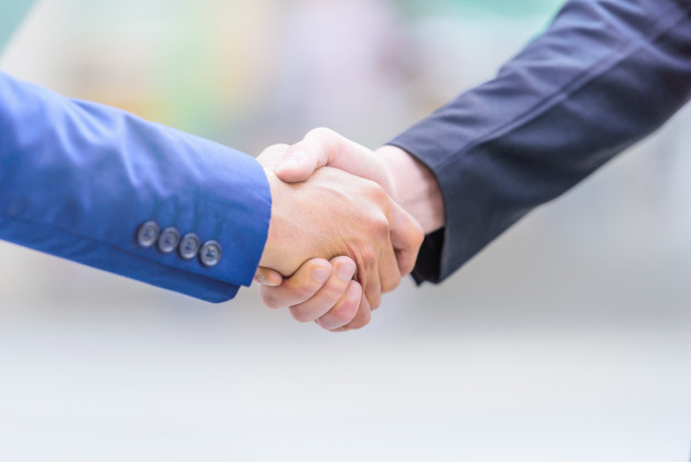 businessmen-making-handshake-blurred-background-business-partnership-concept_29505-179